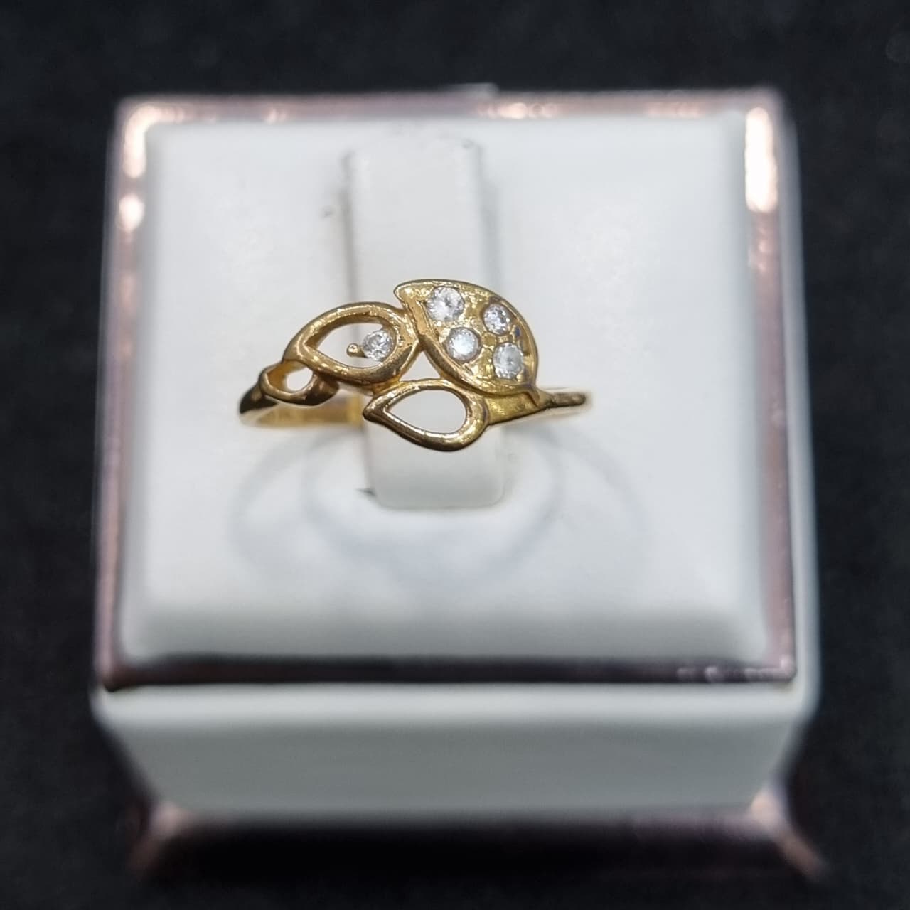 CINCIN DAUN SELISIH MATA AD