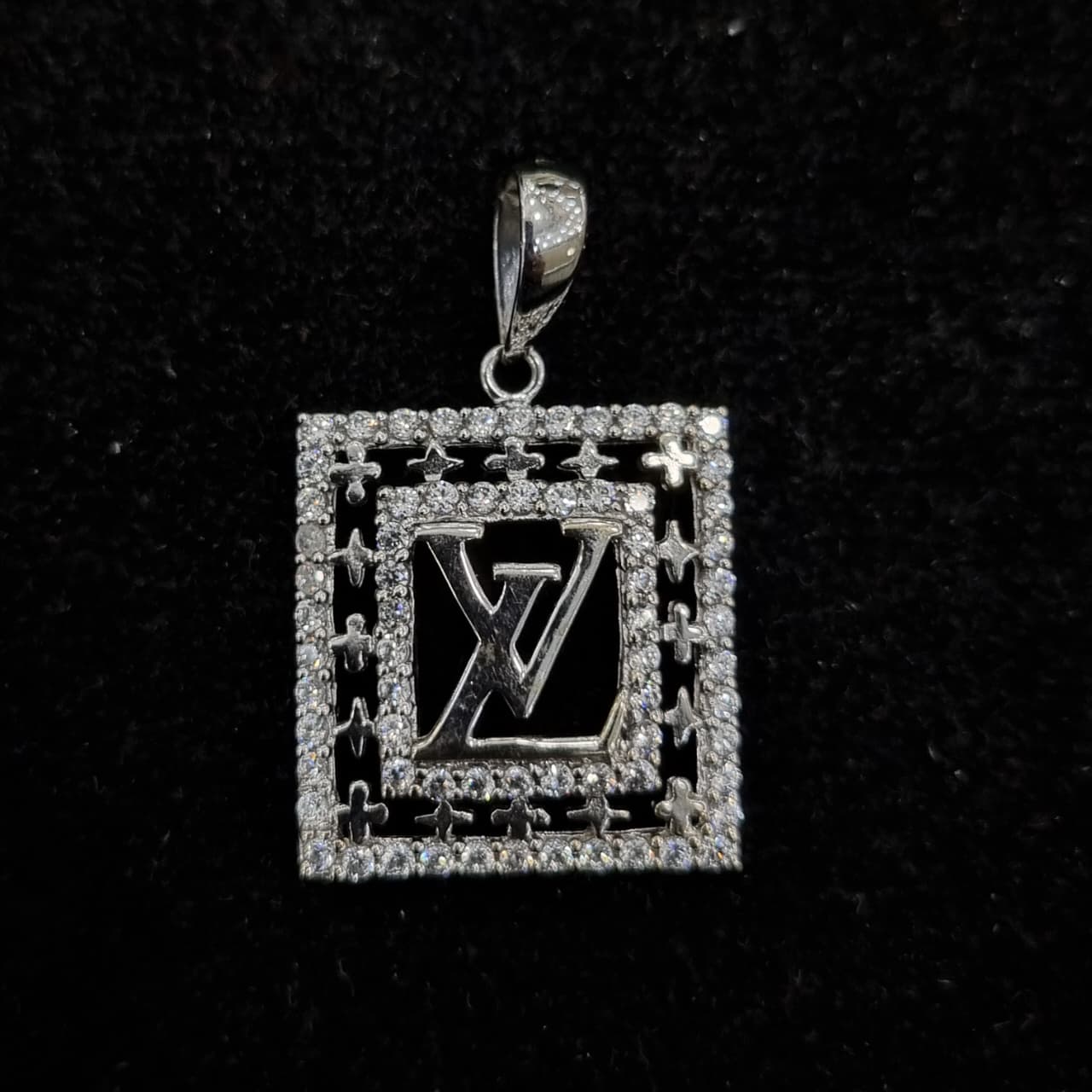 LIONTIN LV KOTAK LISTRING