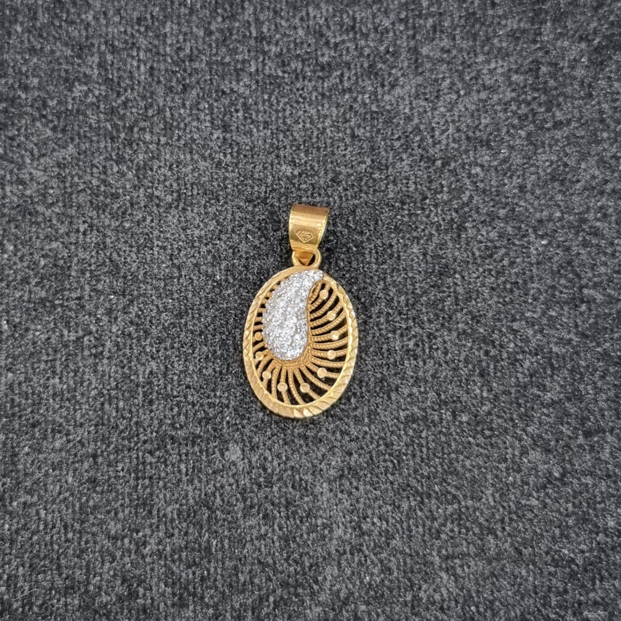 LIONTIN OVAL JARING UKIR MATA AD